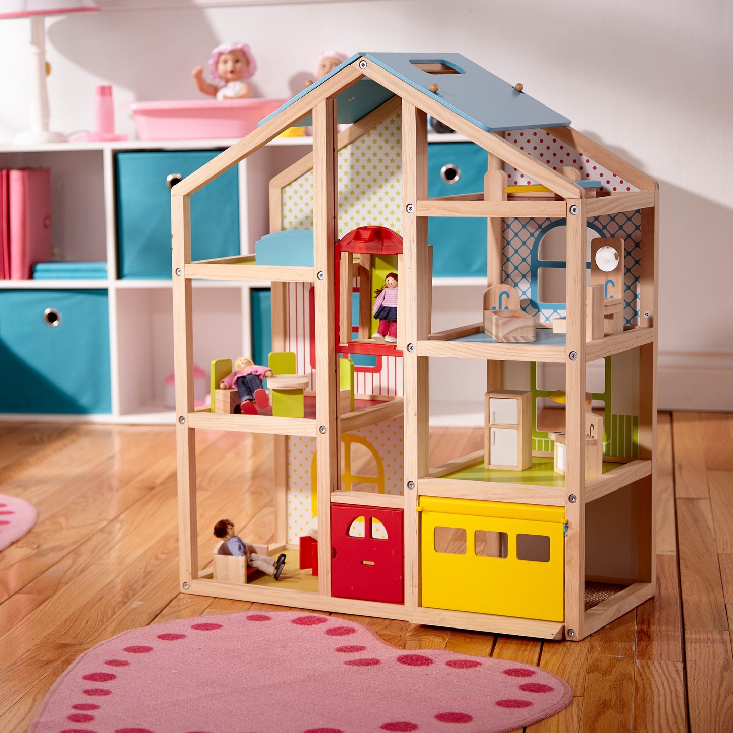 Houten poppenhuis met hoge hoogte