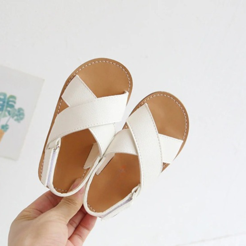Kruisgeknoopte sandalen voor kinderen