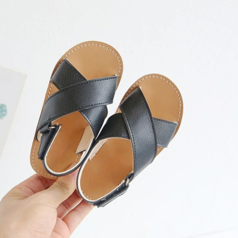 Kruisgeknoopte sandalen voor kinderen