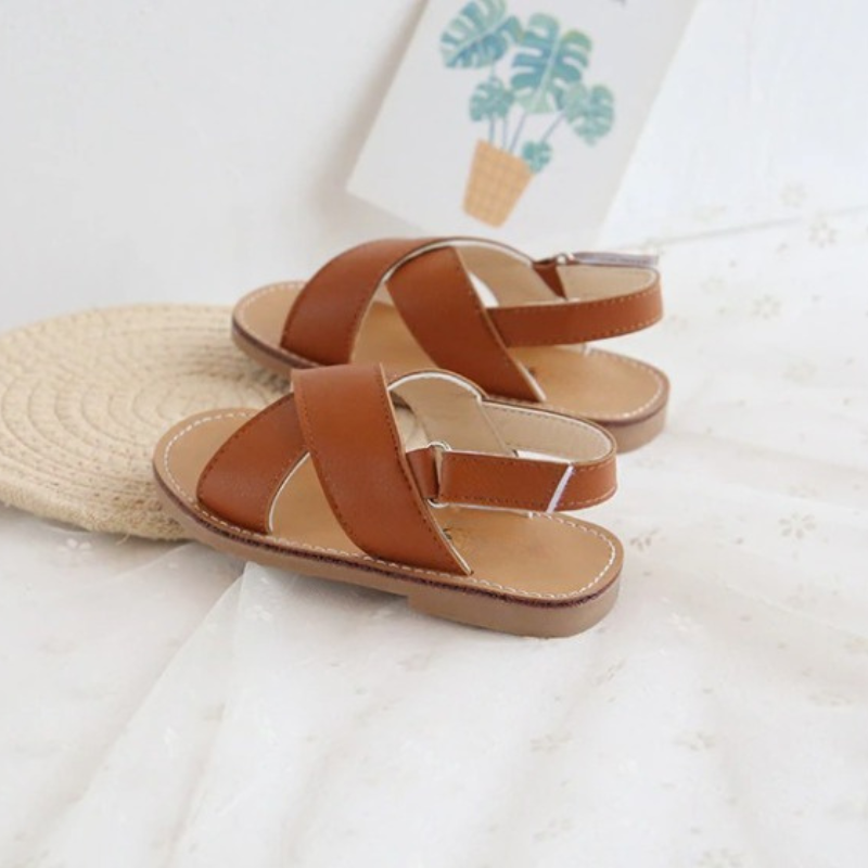 Kruisgeknoopte sandalen voor kinderen