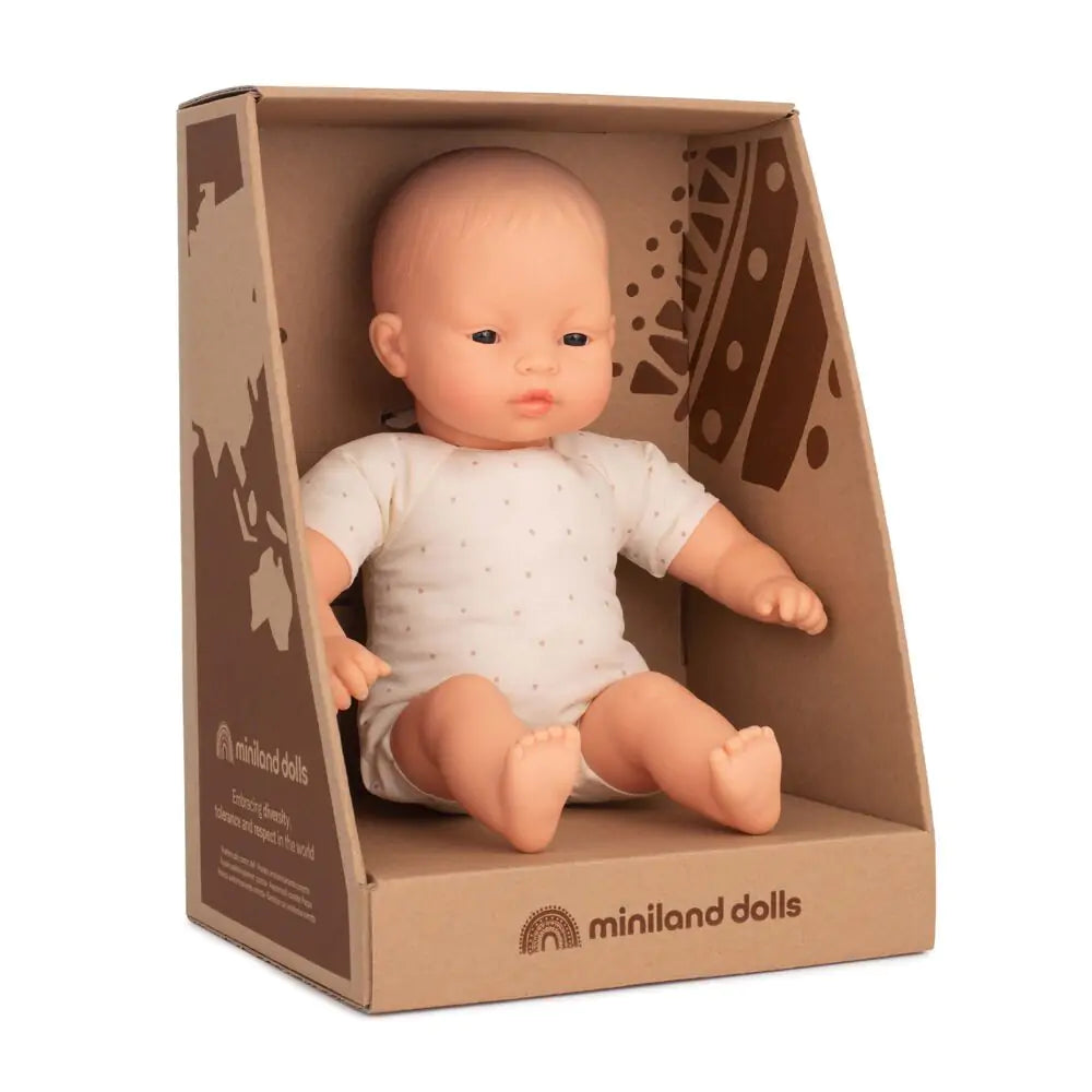 Aziatische babypop met zacht lichaam