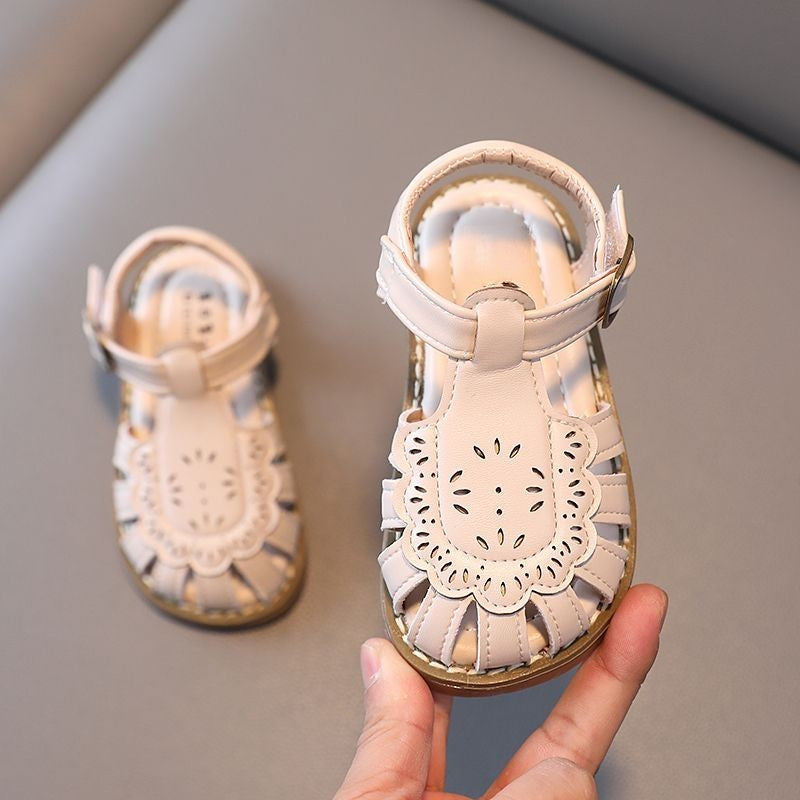 Antislip sandalen met zachte zool en uitsparingen