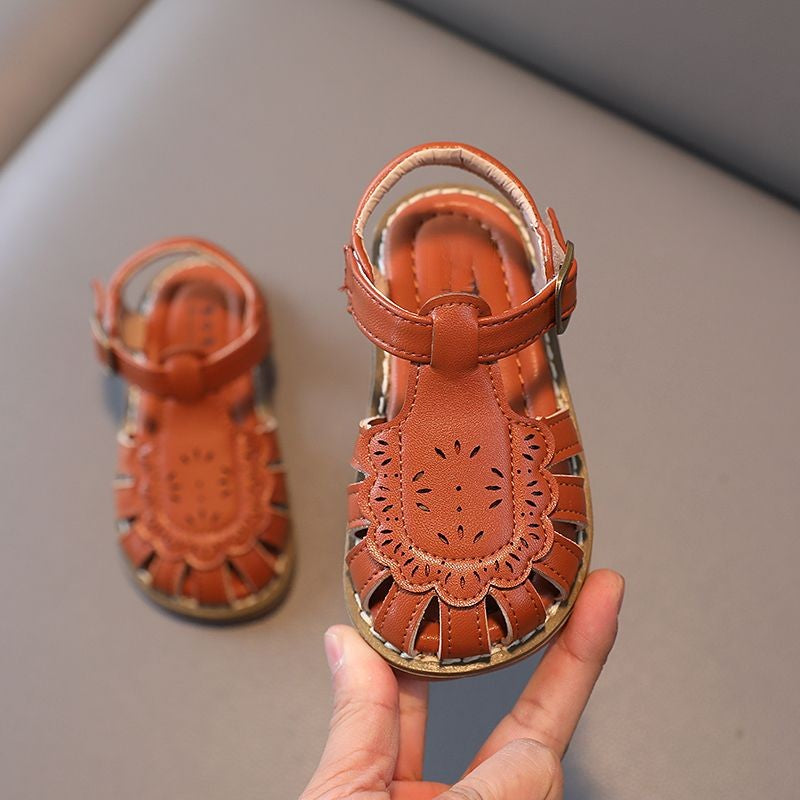 Antislip sandalen met zachte zool en uitsparingen