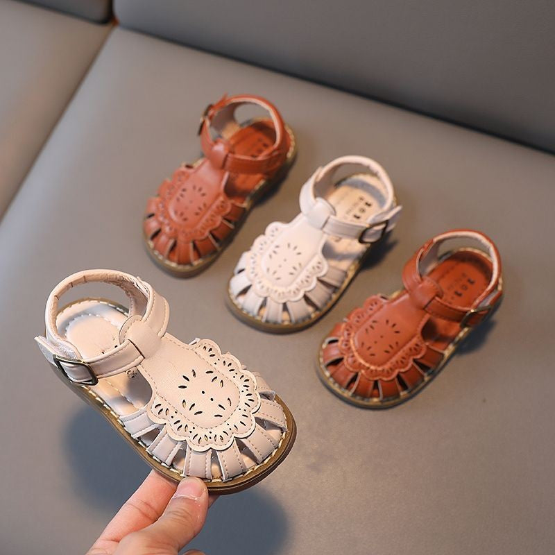 Antislip sandalen met zachte zool en uitsparingen