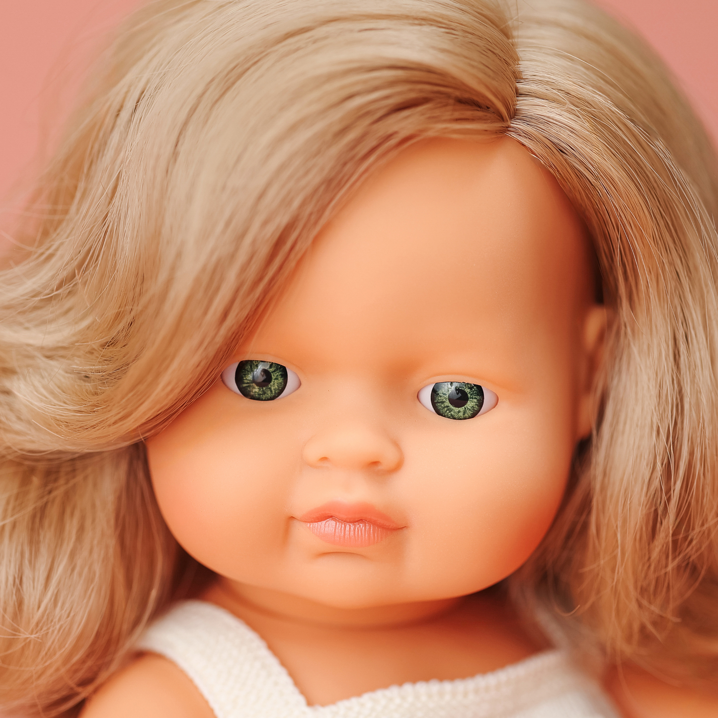 Donkerblonde blanke meisjespop