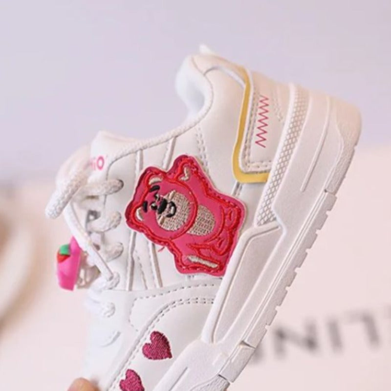 Schoenen met cartoonpatroon