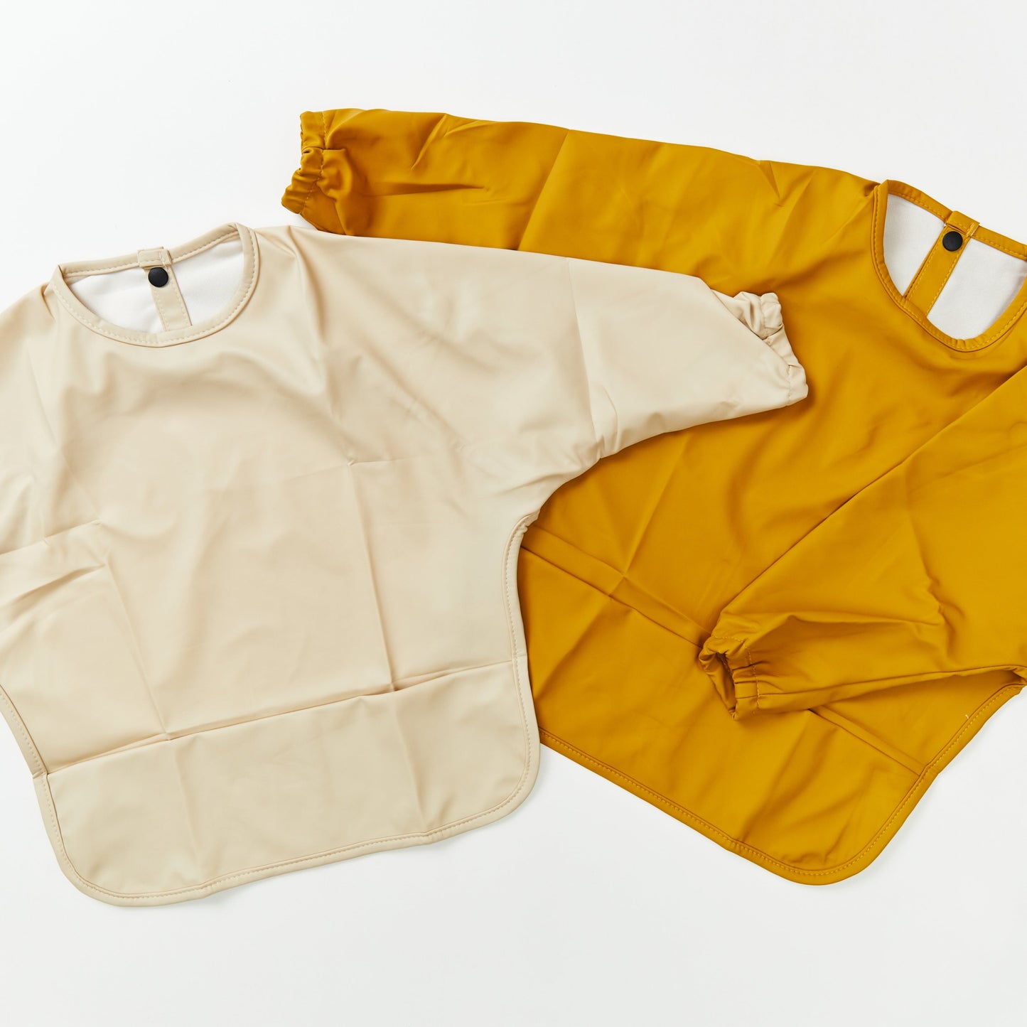 Waterdichte babyslab met lange mouwen in lichtbeige