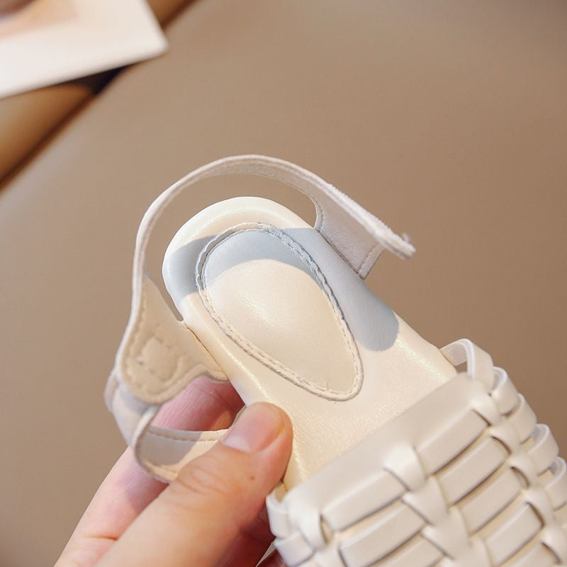 Elegante sandalen voor kinderen in de zomervakantie