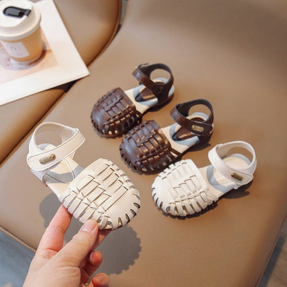 Elegante sandalen voor kinderen in de zomervakantie