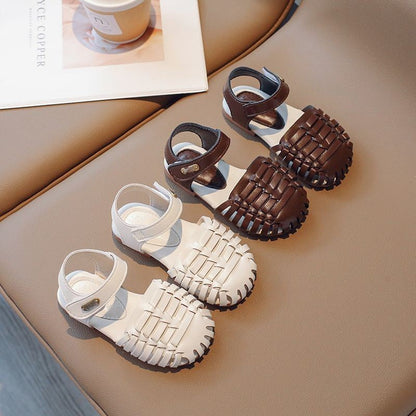 Elegante sandalen voor kinderen in de zomervakantie