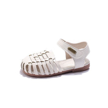 Elegante sandalen voor kinderen in de zomervakantie