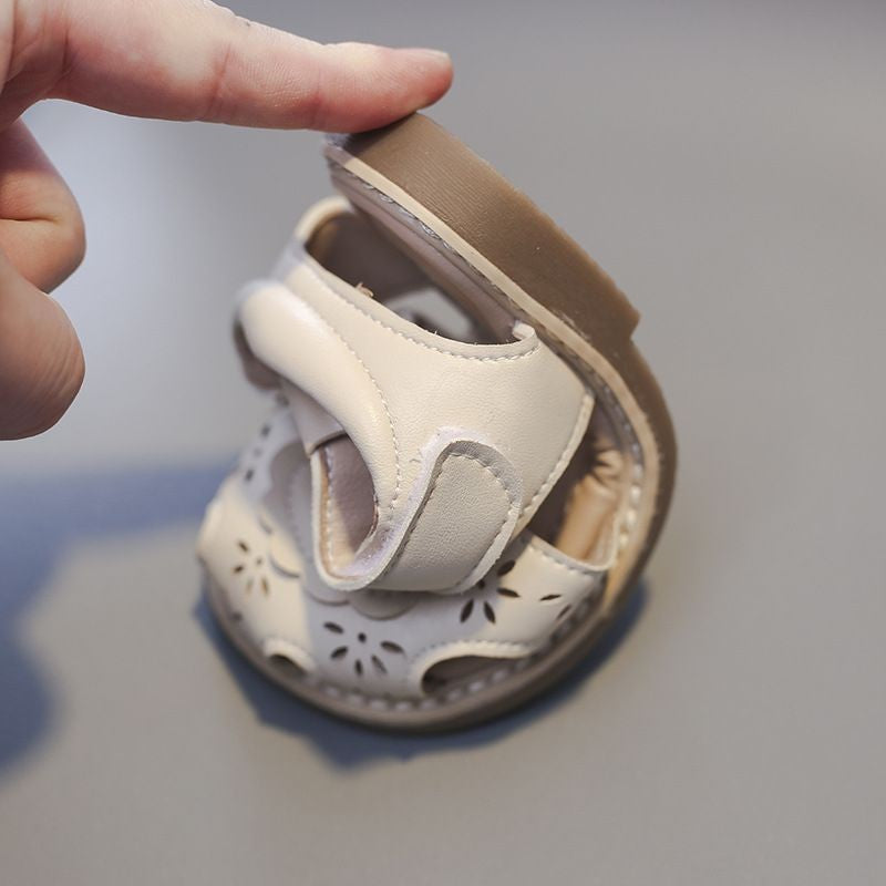 Antislip sandalen met strikpatroon voor kinderen met uitgesneden details
