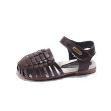 Elegante sandalen voor kinderen in de zomervakantie