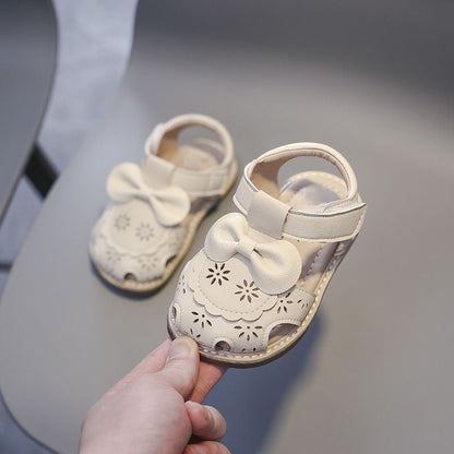 Antislip sandalen met strikpatroon voor kinderen met uitgesneden details