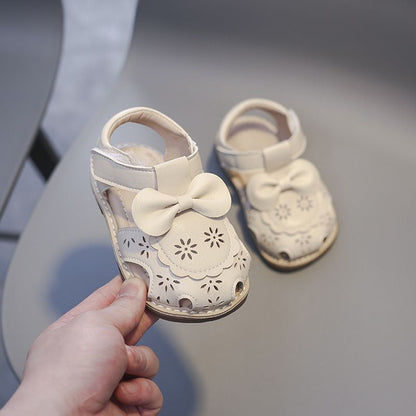 Antislip sandalen met strikpatroon voor kinderen met uitgesneden details