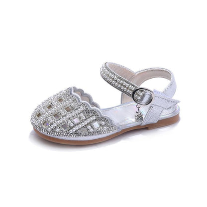 Zachte zolen, modieuze sandalen met uitsparingen
