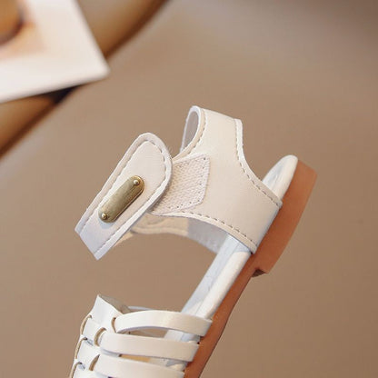 Elegante sandalen voor kinderen in de zomervakantie