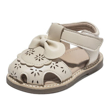 Antislip sandalen met strikpatroon voor kinderen met uitgesneden details