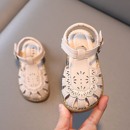 Antislip sandalen met zachte zool en uitsparingen
