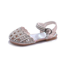 Zachte zolen, modieuze sandalen met uitsparingen