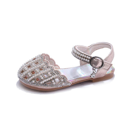 Zachte zolen, modieuze sandalen met uitsparingen