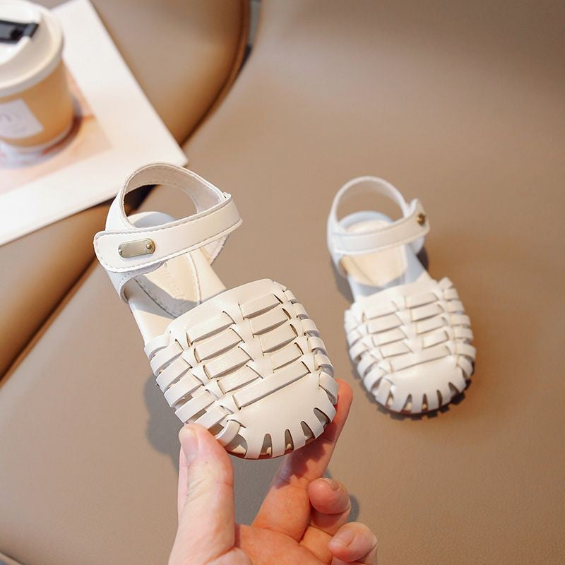 Elegante sandalen voor kinderen in de zomervakantie