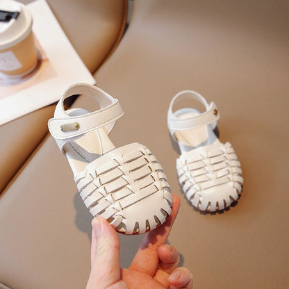 Elegante sandalen voor kinderen in de zomervakantie