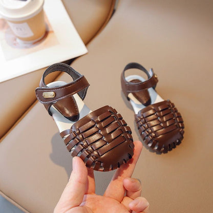 Elegante sandalen voor kinderen in de zomervakantie
