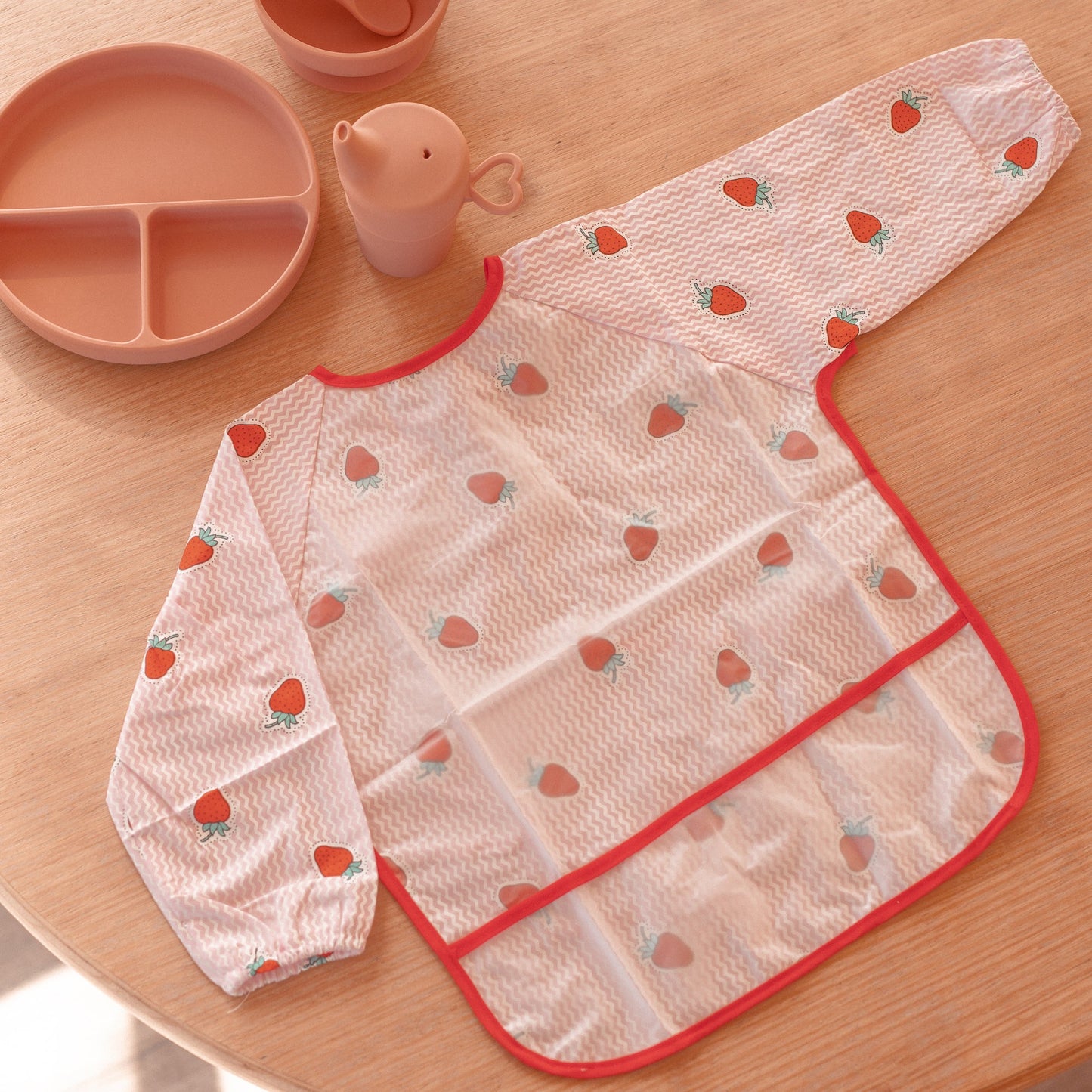 Baby schort met lange mouwen en slabbetje met hartjesmotief