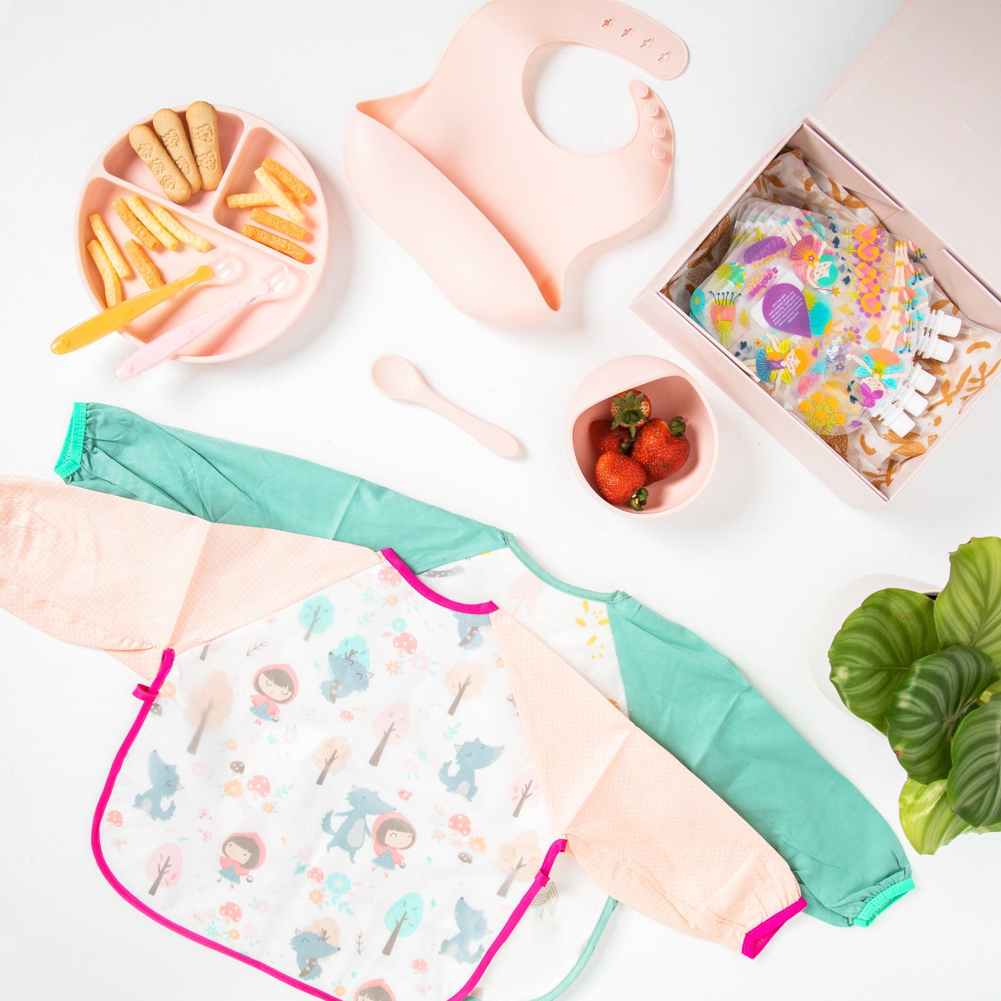 Baby schort met lange mouwen en slabbetje met hartjesmotief