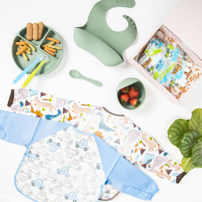 Baby schort met lange mouwen en slabbetje met hartjesmotief