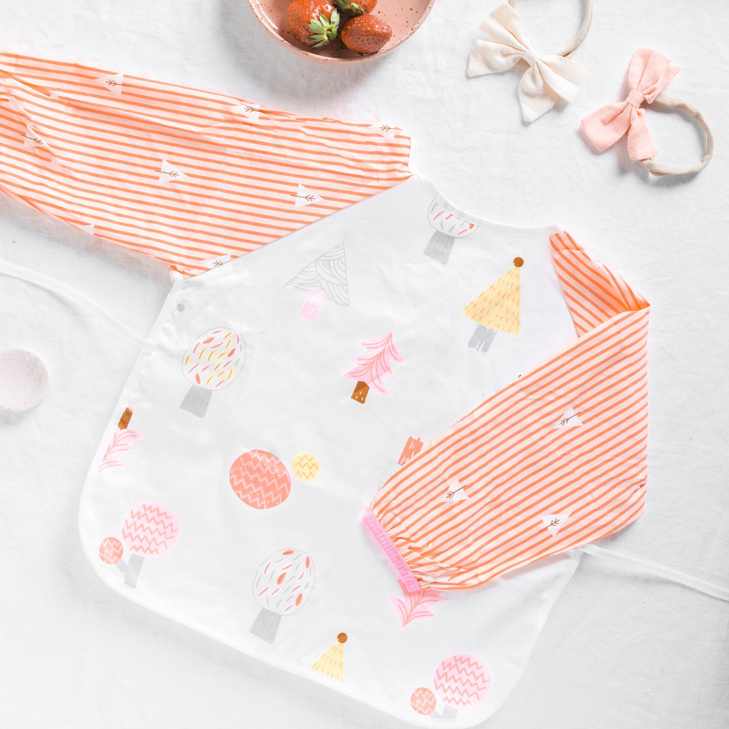 Baby schort met lange mouwen en slabbetje met hartjesmotief
