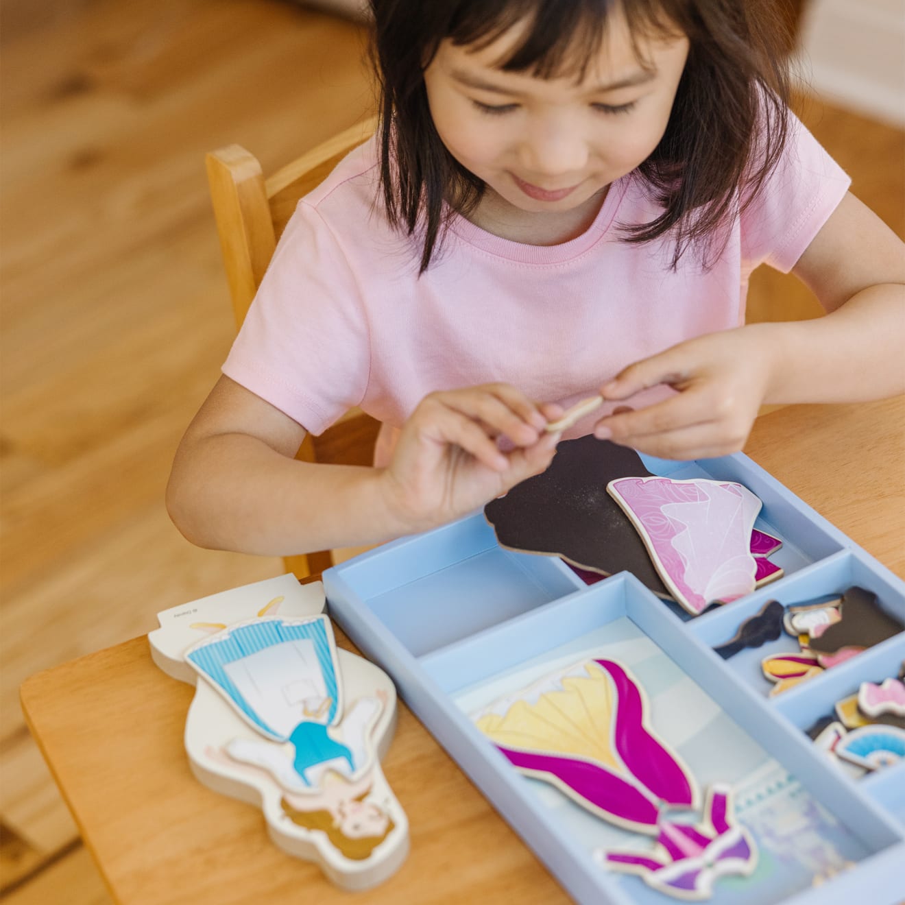 Belle Houten Magnetische Aankleedpop
