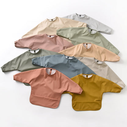 Waterdichte babyslab met lange mouwen in lichtbeige