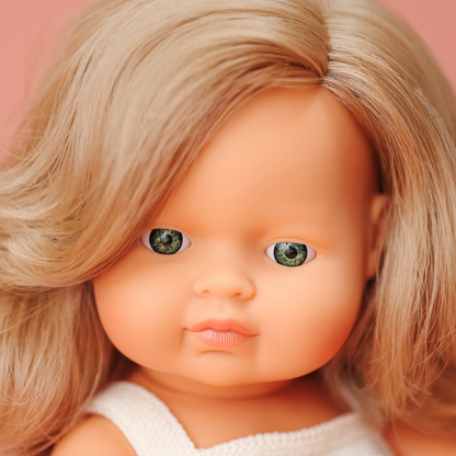 Donkerblonde blanke meisjespop