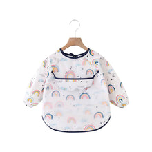 Baby schort met lange mouwen en slabbertje over de regenboog