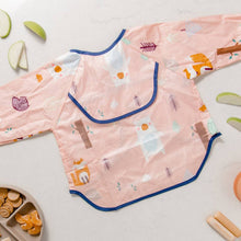 Baby schort met lange mouwen en slabbetje in roze bosland