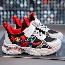 Sneakers met spinnenpatroon