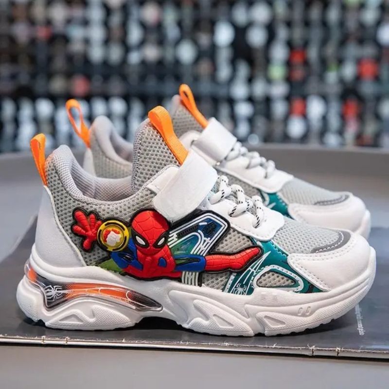 Sneakers met spinnenpatroon