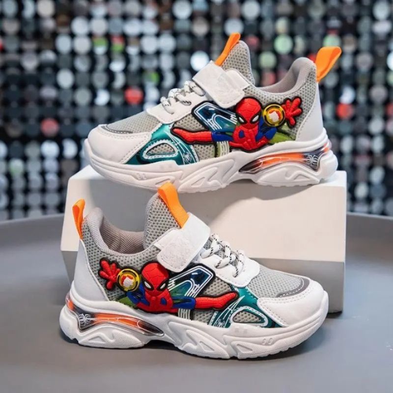 Sneakers met spinnenpatroon