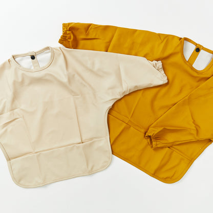 Waterdichte babyslab met lange mouwen in lichtbeige