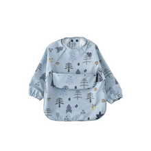 Waterdichte babyslab met lange mouwen in de kleur Blue Tree Tumbles
