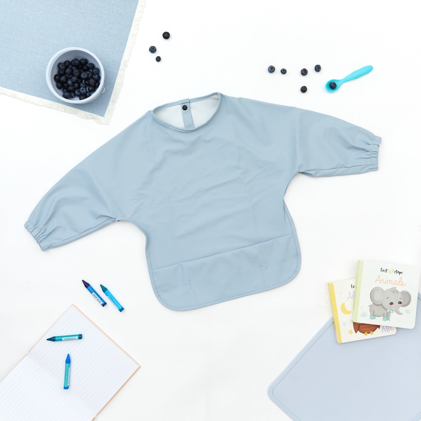 Waterdichte babyslab met lange mouwen in Bubble Blue