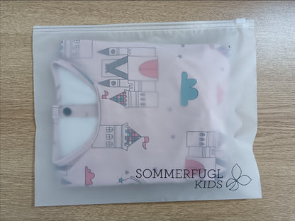 Waterdichte babyslab met lange mouwen en een Fairy Castle-motief
