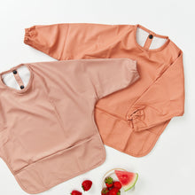 Waterdichte babyslab met lange mouwen in oosters roze