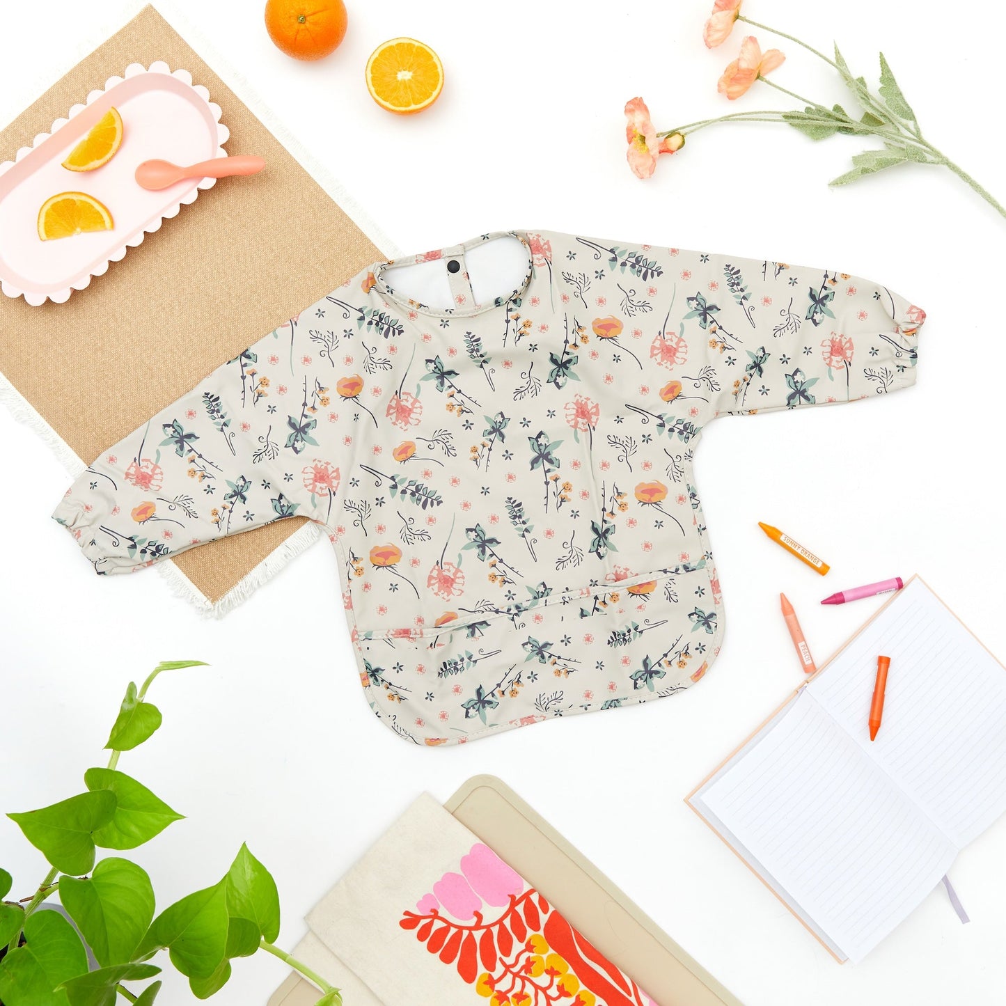 Waterdichte babyslab met lange mouwen en smokwerk in Petal Paradise