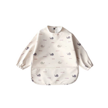 Waterdichte babyslab met lange mouwen en schort in Whale Watcher-stijl