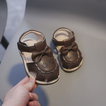 Antislip sandalen met strikpatroon voor kinderen met uitgesneden details