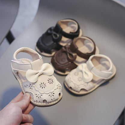 Antislip sandalen met strikpatroon voor kinderen met uitgesneden details