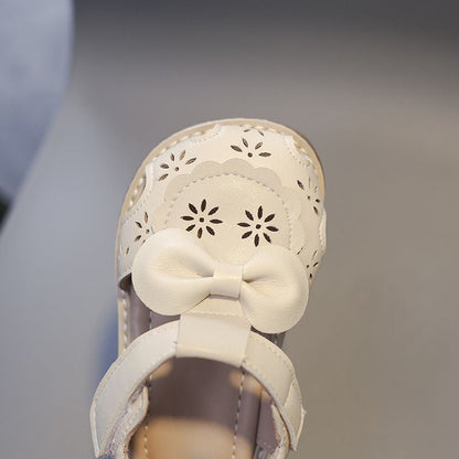 Antislip sandalen met strikpatroon voor kinderen met uitgesneden details